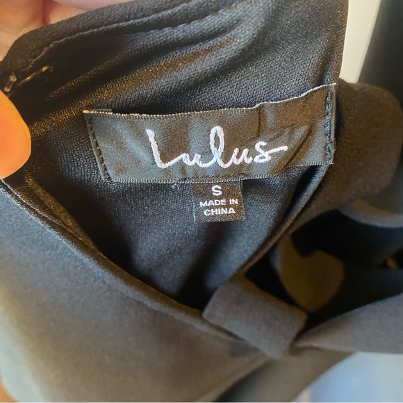 Elegant Black Sleeveless Dress - Picture 2 of 4